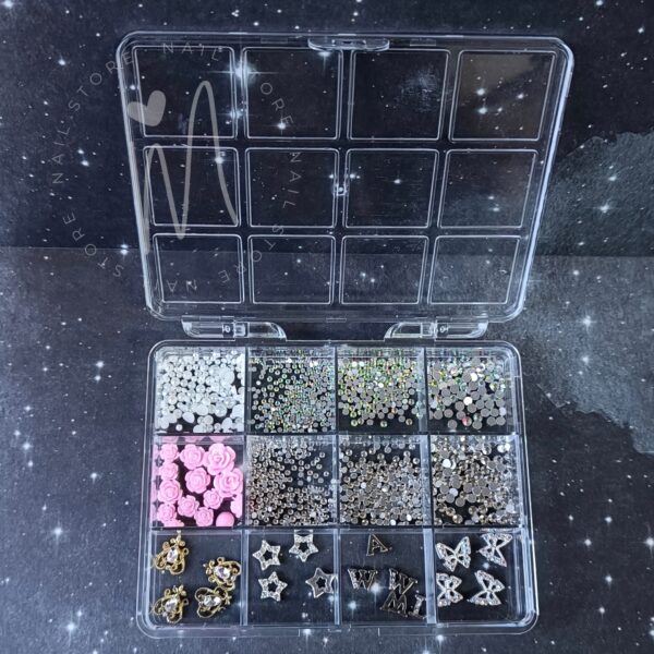 Strass y dijes surtidos en caja – Naez Cod. DH85015