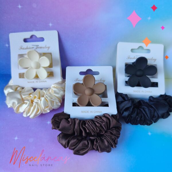 Par de coleros scrunchie + broche flor  - Satén